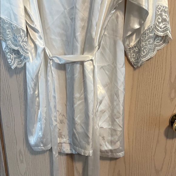 Luxurious Cream Lace-Trimmed Robe - Picture 8 of 10